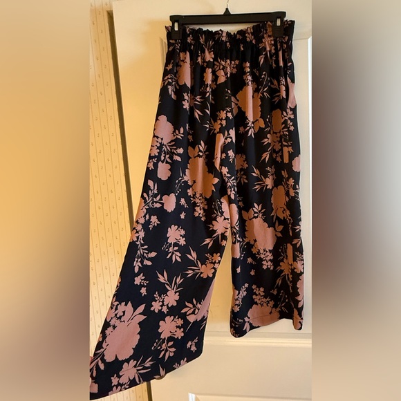 DR2 Black and Taupe Floral Crop Wide Leg Pants with Pockets - Picture 3 of 13